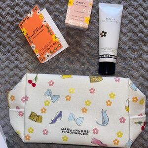 NIB Marc Jacobs Pouch Bag Cosmetics Fragrance Gift Set Bundle